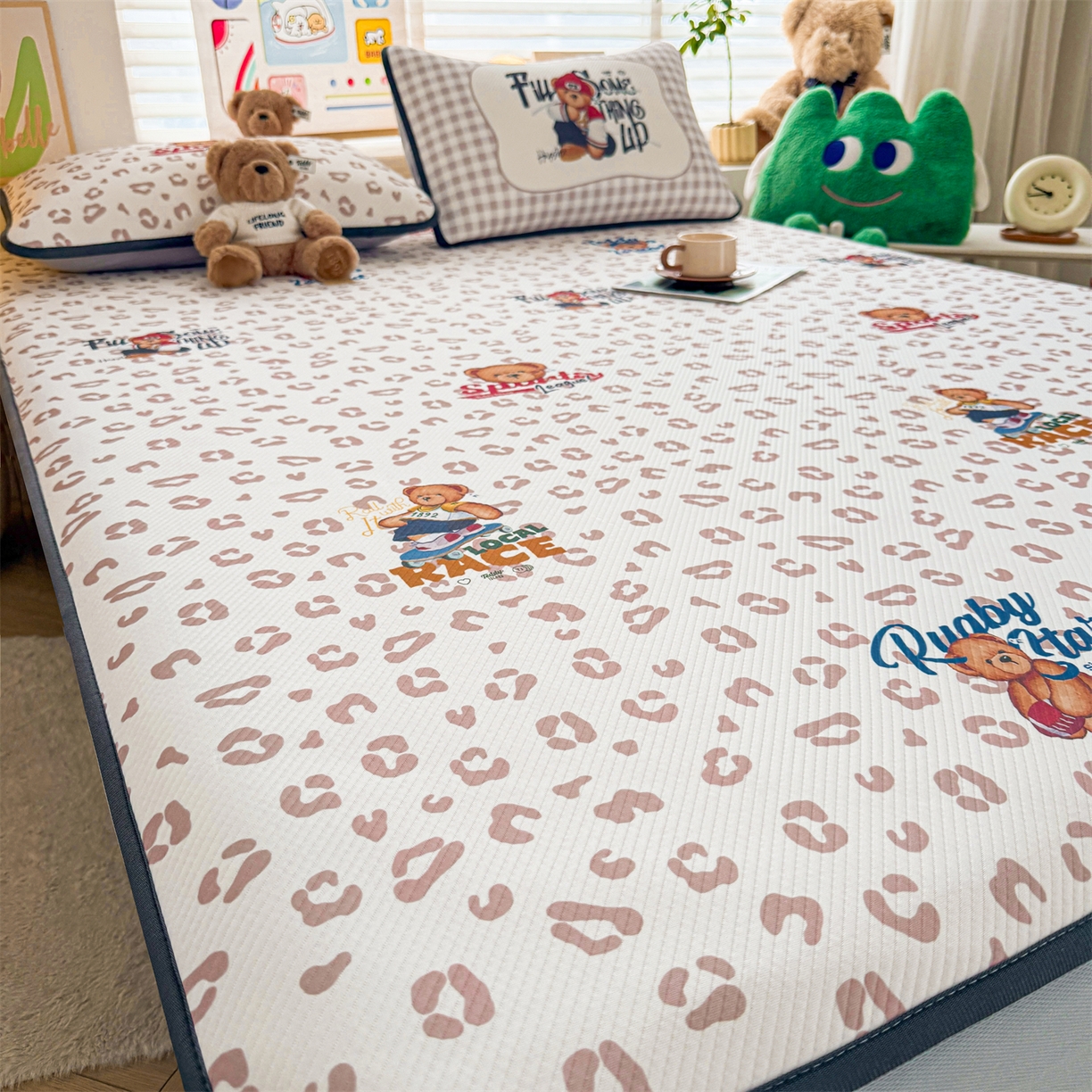 91家纺网 家纺一手货源 找家纺 慕木家纺 2026春夏新款泰迪冰丝席系列凉席席子空调软席平席和床笠 泰迪豹纹 床笠款