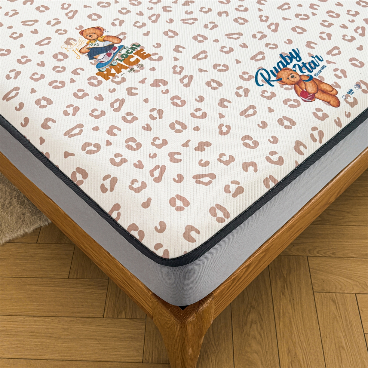 91家纺网 家纺一手货源 找家纺 慕木家纺 2026春夏新款泰迪冰丝席系列凉席席子空调软席平席和床笠 泰迪豹纹 床笠款