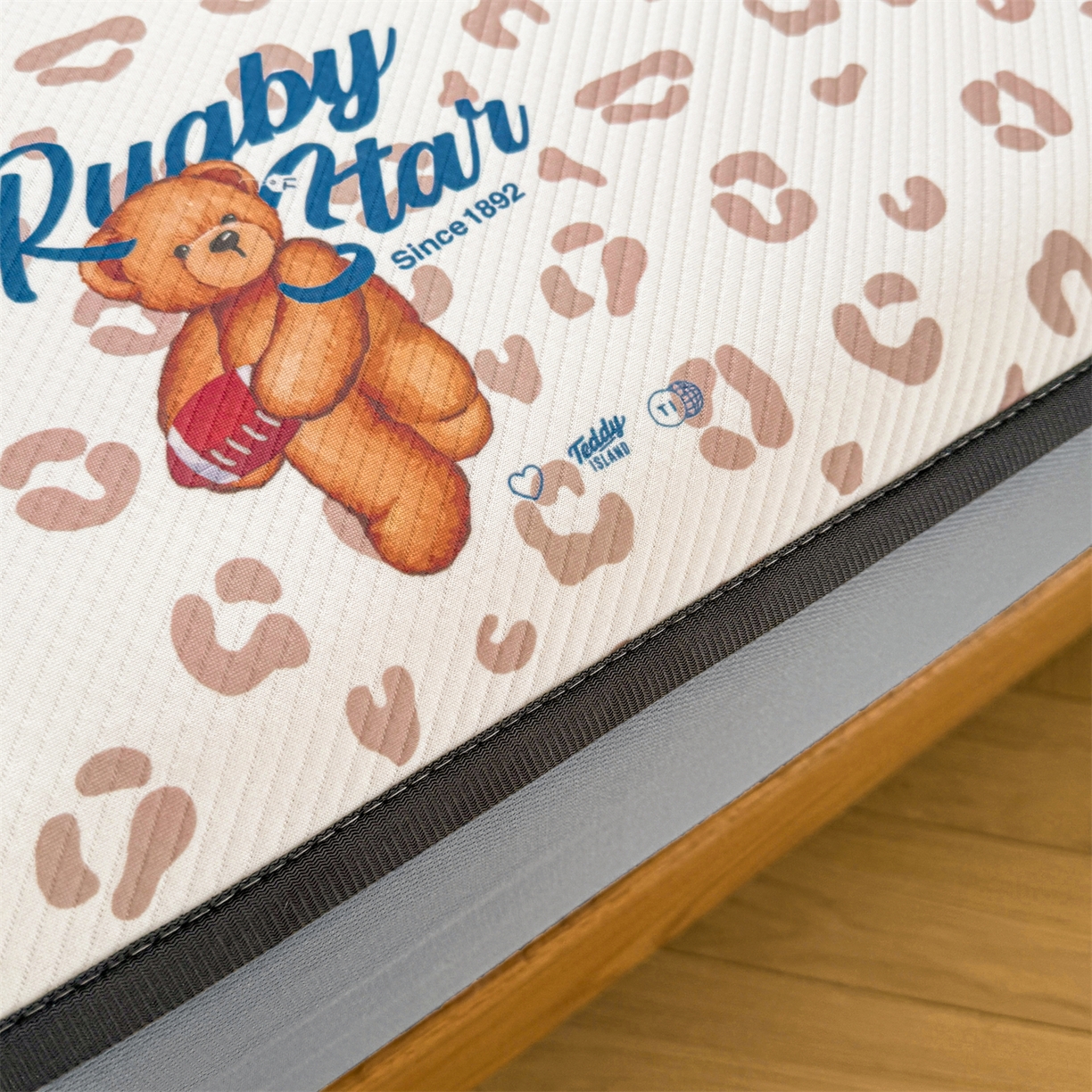 91家纺网 家纺一手货源 找家纺 慕木家纺 2026春夏新款泰迪冰丝席系列凉席席子空调软席平席和床笠 泰迪豹纹 床笠款