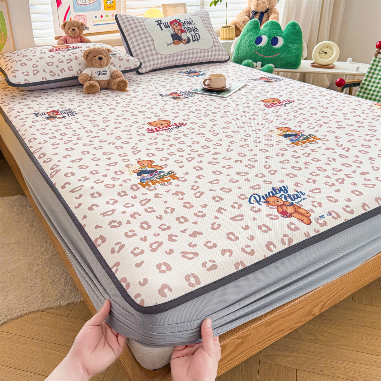 91家纺网 家纺一手货源 找家纺 慕木家纺 2026春夏新款泰迪冰丝席系列凉席席子空调软席平席和床笠 泰迪豹纹 床笠款