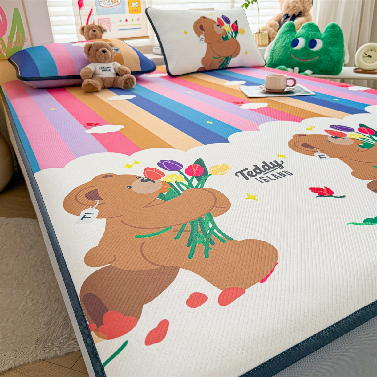 91家纺网 家纺一手货源 找家纺 慕木家纺 2026春夏新款泰迪冰丝席系列凉席席子空调软席平席和床笠 泰迪彩虹 床笠款