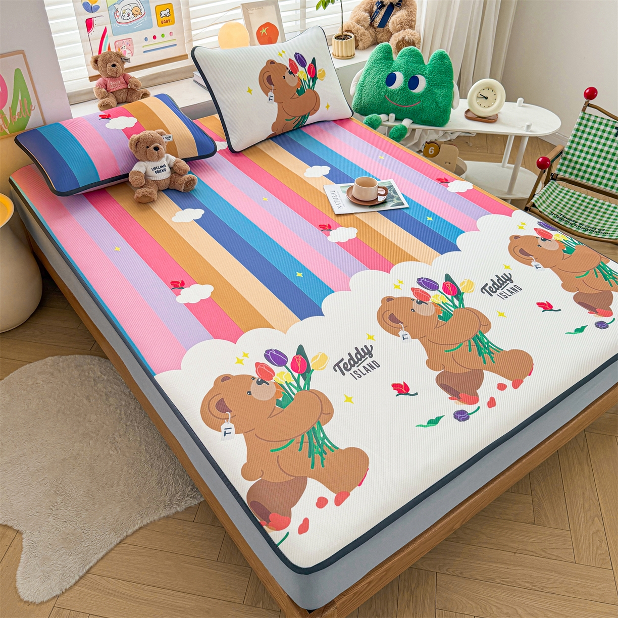 91家纺网 家纺一手货源 找家纺 慕木家纺 2026春夏新款泰迪冰丝席系列凉席席子空调软席平席和床笠 泰迪彩虹 床笠款