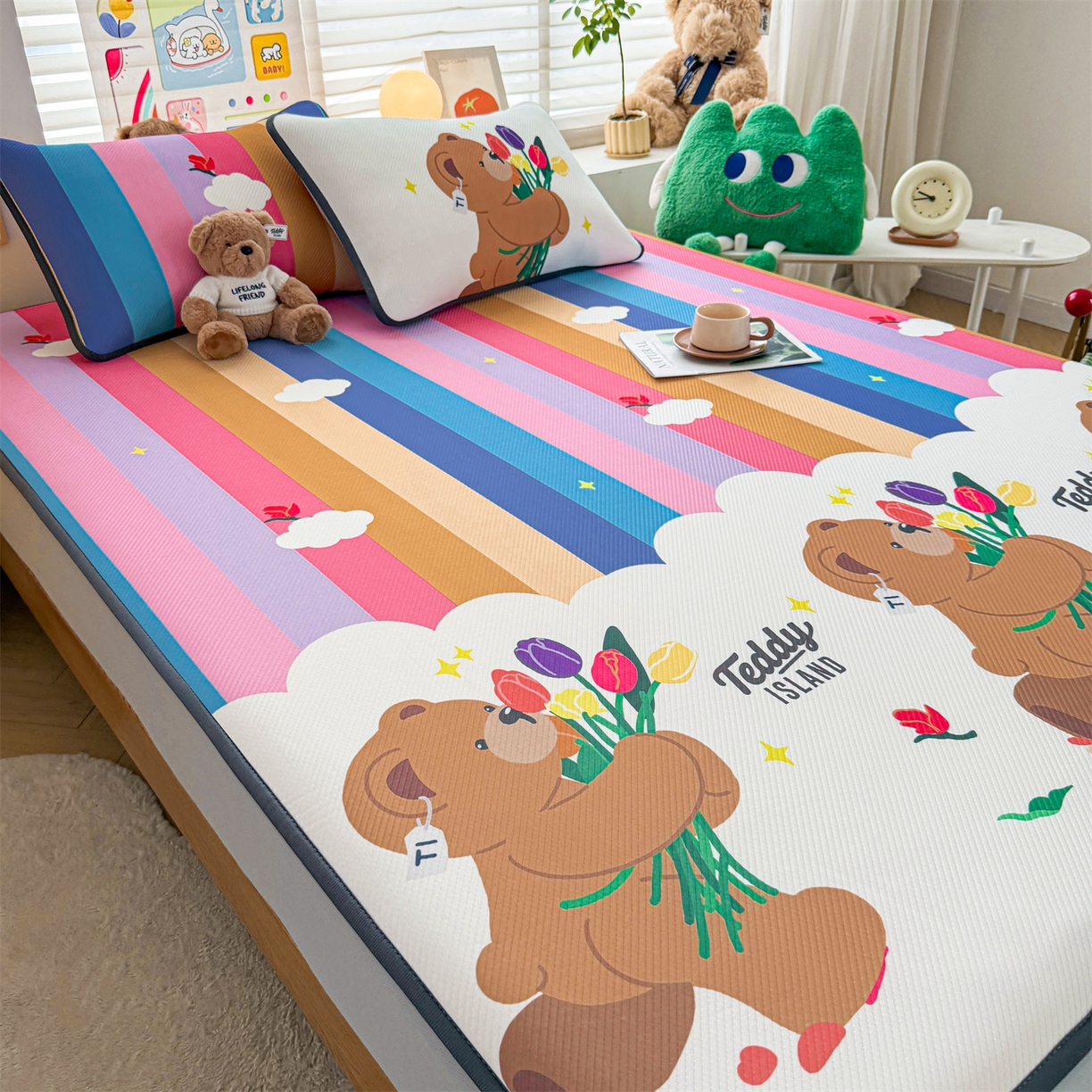 91家纺网 家纺一手货源 找家纺 慕木家纺 2026春夏新款泰迪冰丝席系列凉席席子空调软席平席和床笠 泰迪彩虹 床笠款