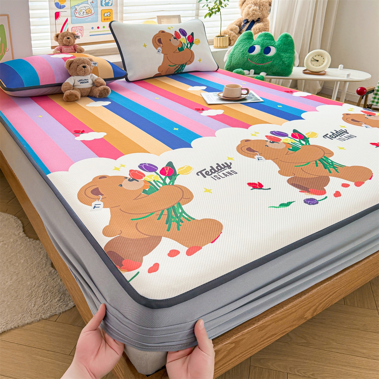 91家纺网 家纺一手货源 找家纺 慕木家纺 2026春夏新款泰迪冰丝席系列凉席席子空调软席平席和床笠 泰迪彩虹 床笠款