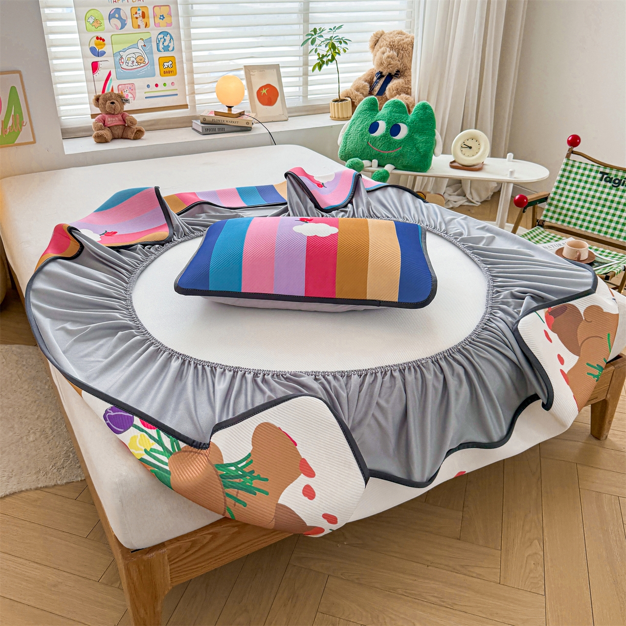 91家纺网 家纺一手货源 找家纺 慕木家纺 2026春夏新款泰迪冰丝席系列凉席席子空调软席平席和床笠 泰迪彩虹 床笠款