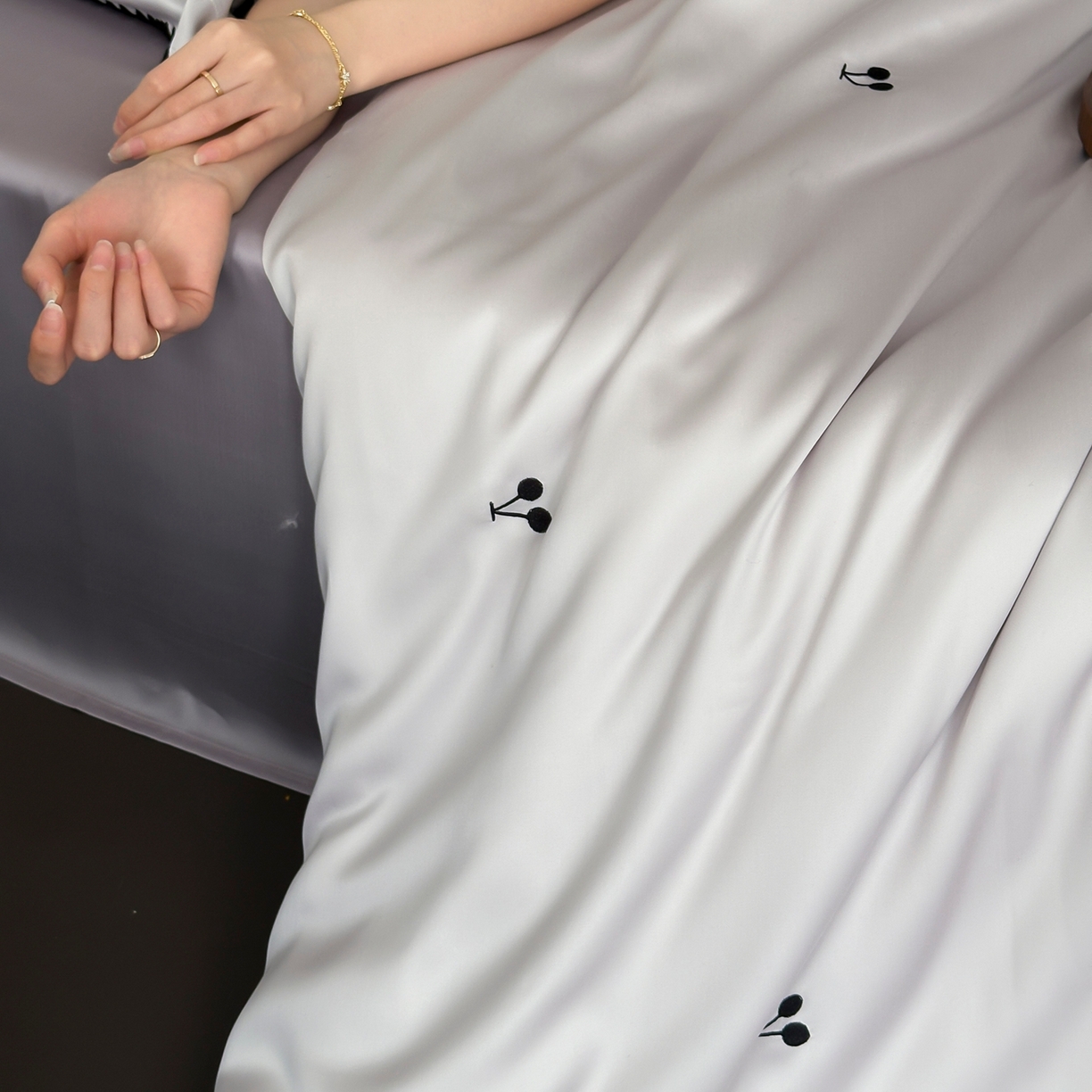 91家纺网 家纺一手货源 找家纺 时亿家居 2026春夏新款兰精天丝四件套-黑樱梦境 紫色