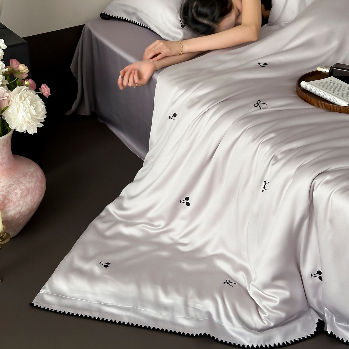 91家纺网 家纺一手货源 找家纺 时亿家居 2026春夏新款兰精天丝四件套-黑樱梦境 紫色