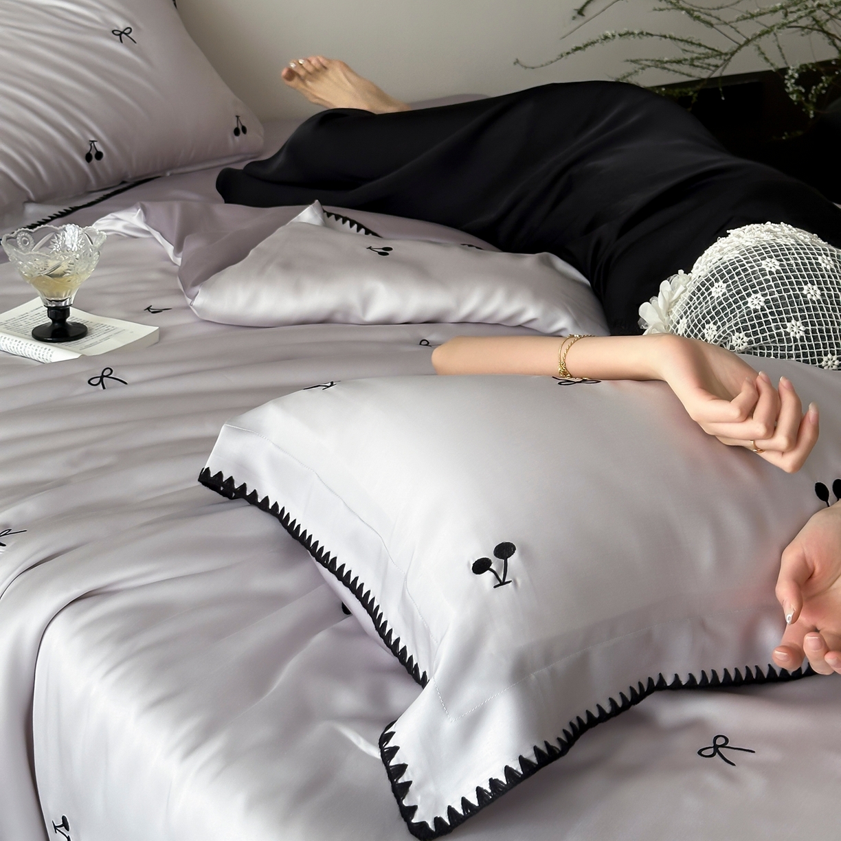 91家纺网 家纺一手货源 找家纺 时亿家居 2026春夏新款兰精天丝四件套-黑樱梦境 紫色