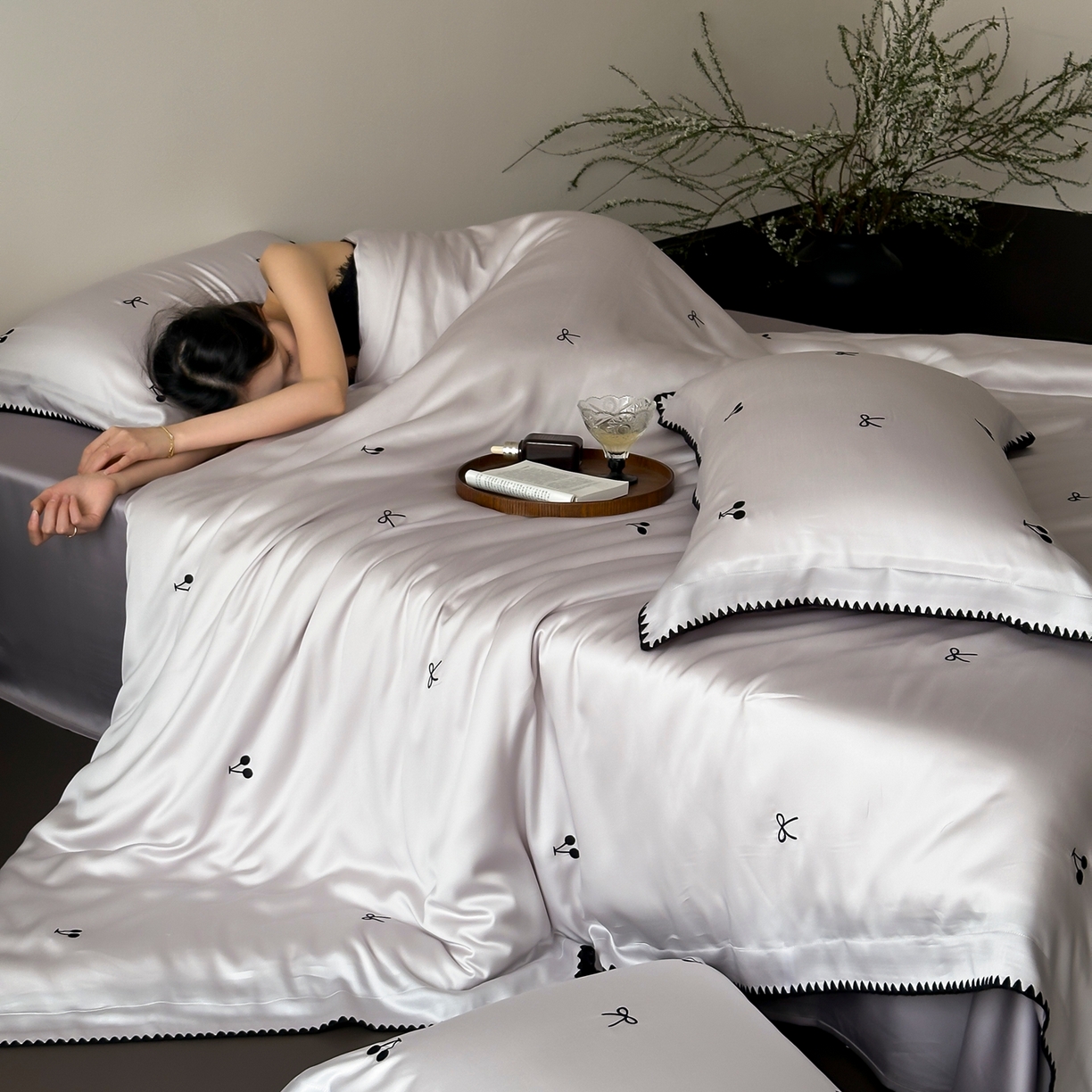 91家纺网 家纺一手货源 找家纺 时亿家居 2026春夏新款兰精天丝四件套-黑樱梦境 紫色