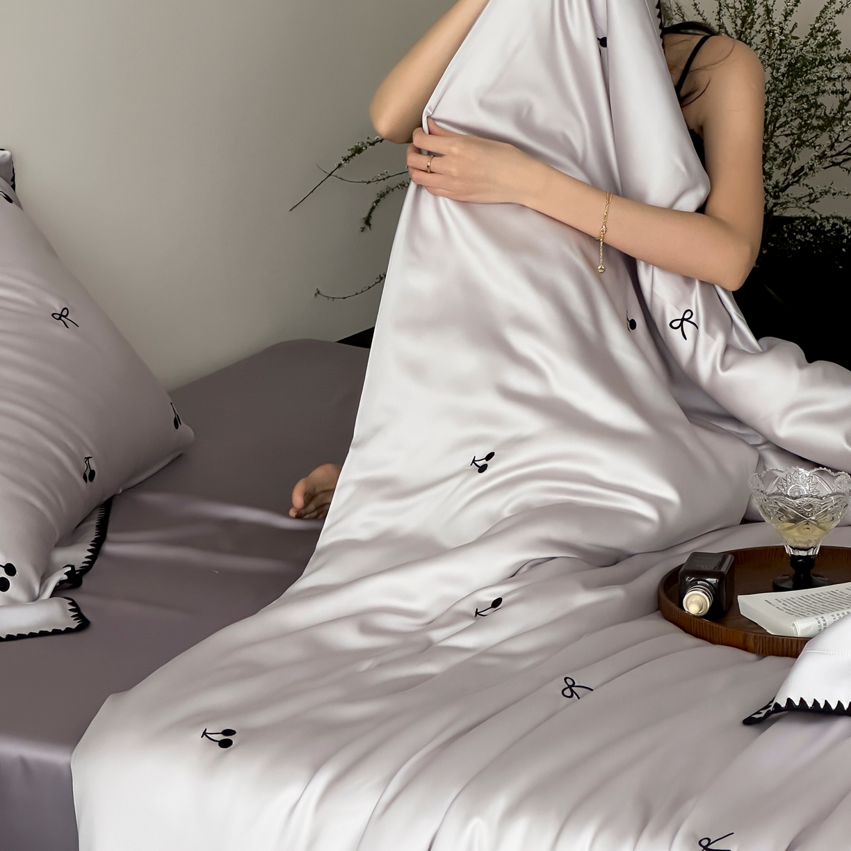 91家纺网 家纺一手货源 找家纺 时亿家居 2026春夏新款兰精天丝四件套-黑樱梦境 紫色