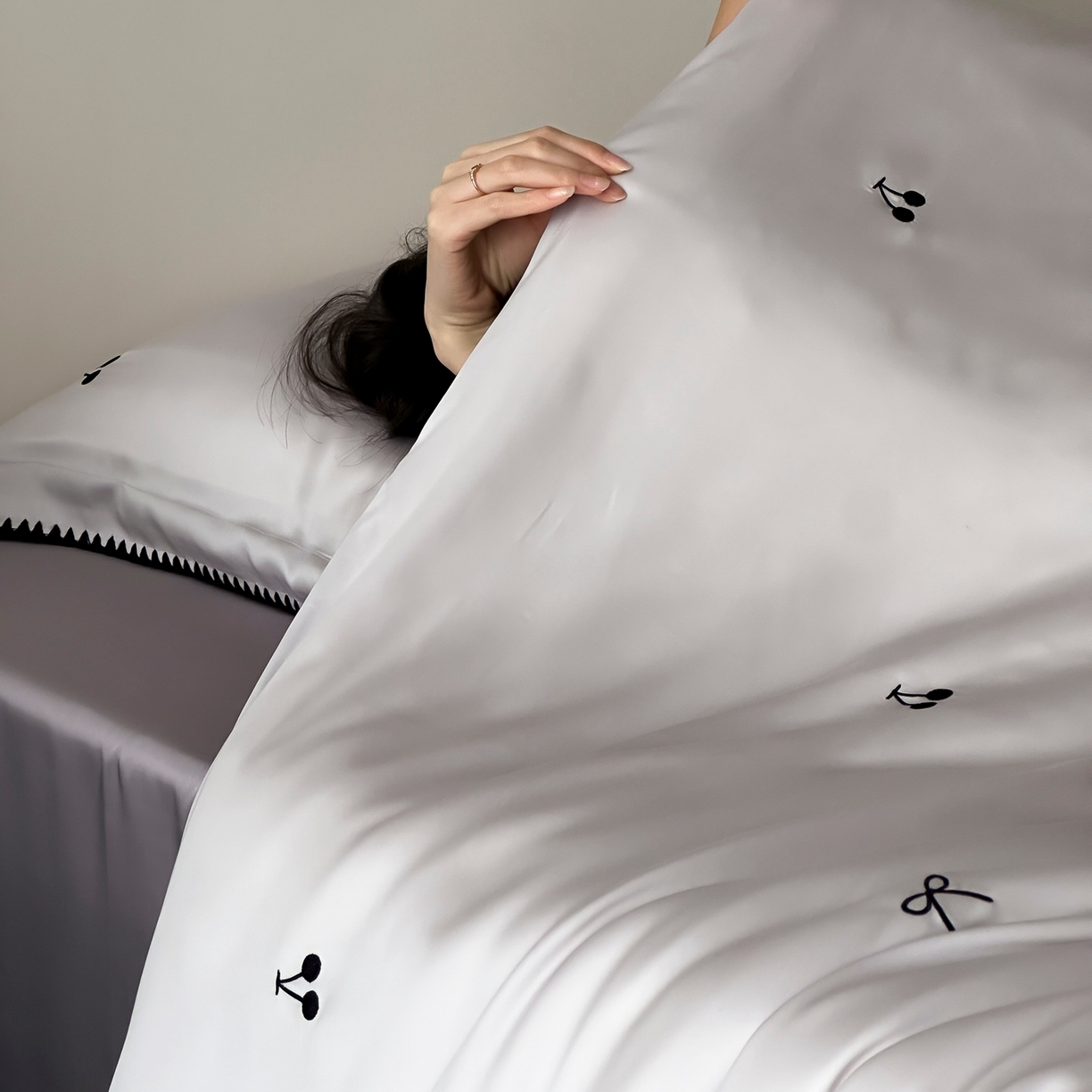 91家纺网 家纺一手货源 找家纺 时亿家居 2026春夏新款兰精天丝四件套-黑樱梦境 紫色