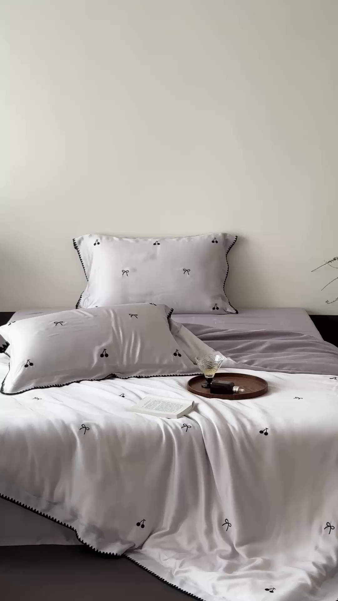 91家纺网 家纺一手货源 找家纺 时亿家居 2026春夏新款兰精天丝四件套-黑樱梦境 紫色