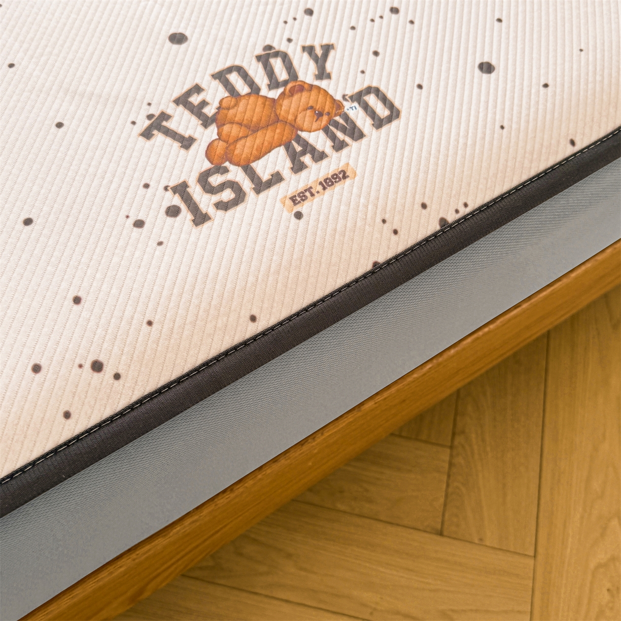 91家纺网 家纺一手货源 找家纺 慕木家纺 2026春夏新款泰迪冰丝席系列凉席席子空调软席平席和床笠 泰迪点点 床笠款