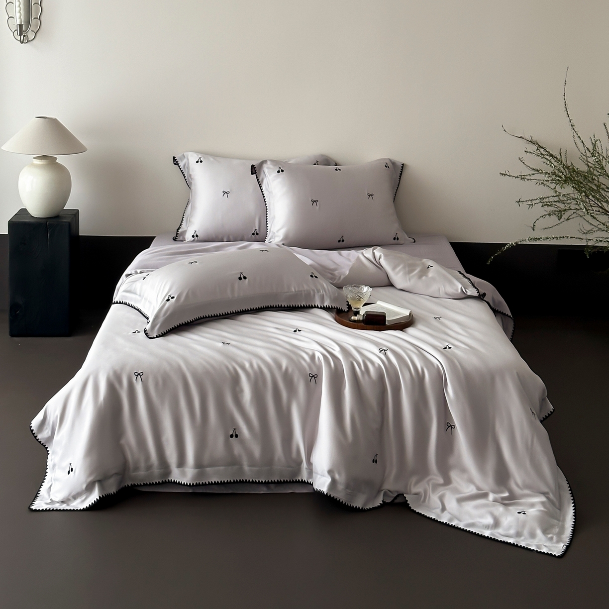 91家纺网 家纺一手货源 找家纺 时亿家居 2026春夏新款兰精天丝四件套-黑樱梦境 紫色