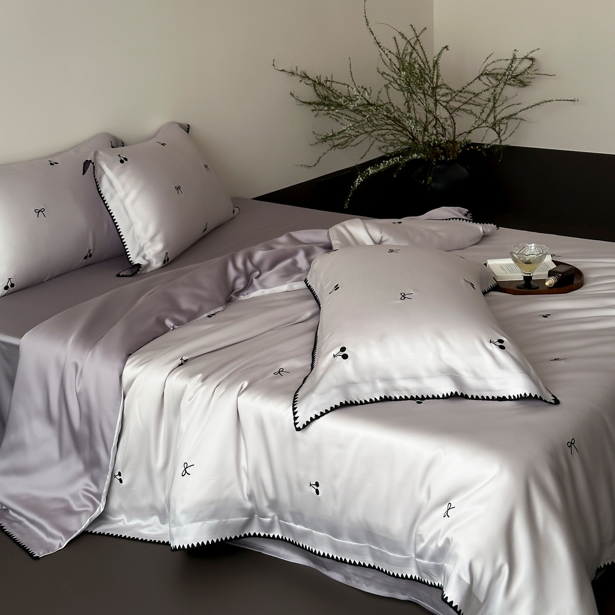 91家纺网 家纺一手货源 找家纺 时亿家居 2026春夏新款兰精天丝四件套-黑樱梦境 紫色