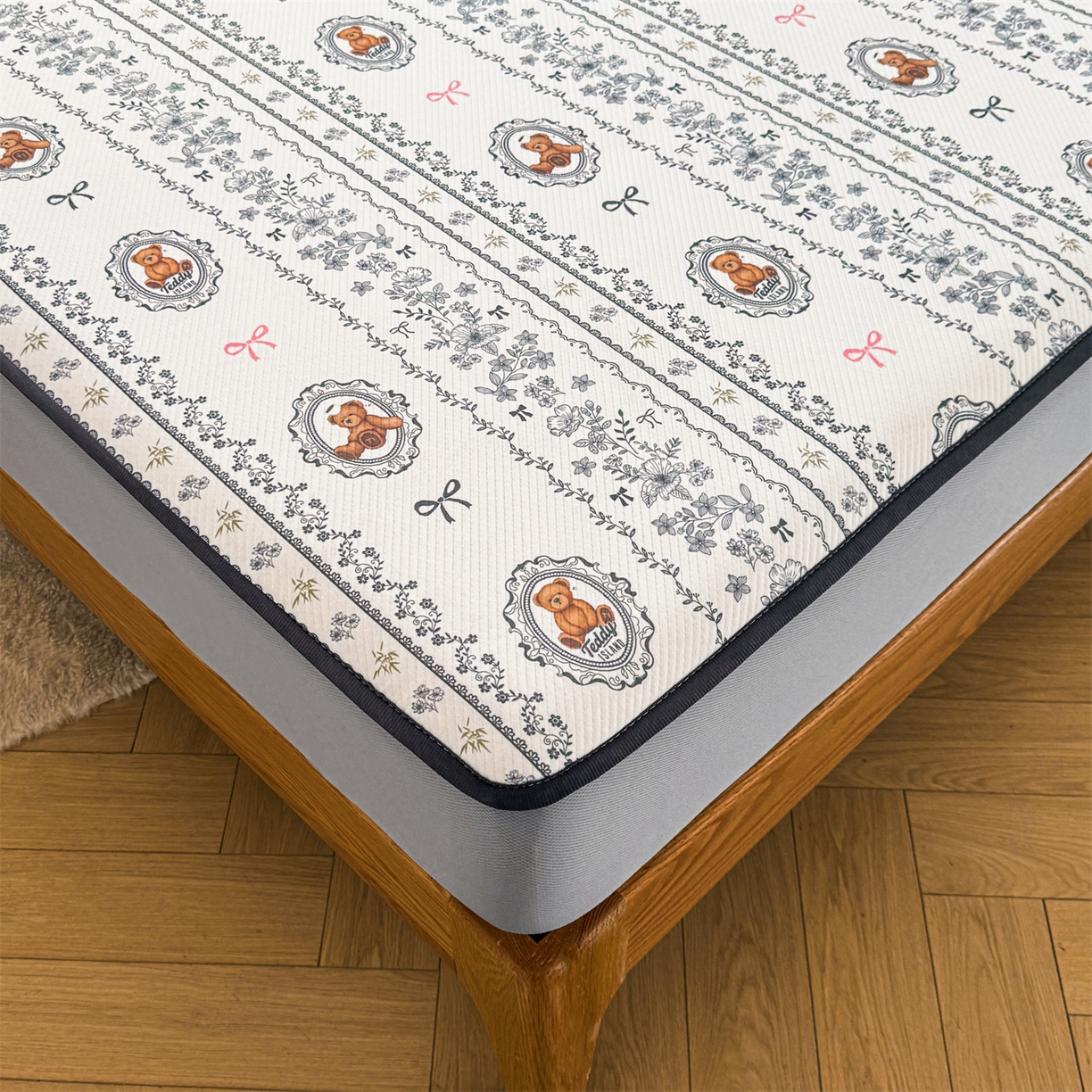 91家纺网 家纺一手货源 找家纺 慕木家纺 2026春夏新款泰迪冰丝席系列凉席席子空调软席平席和床笠 泰迪花镜 床笠款