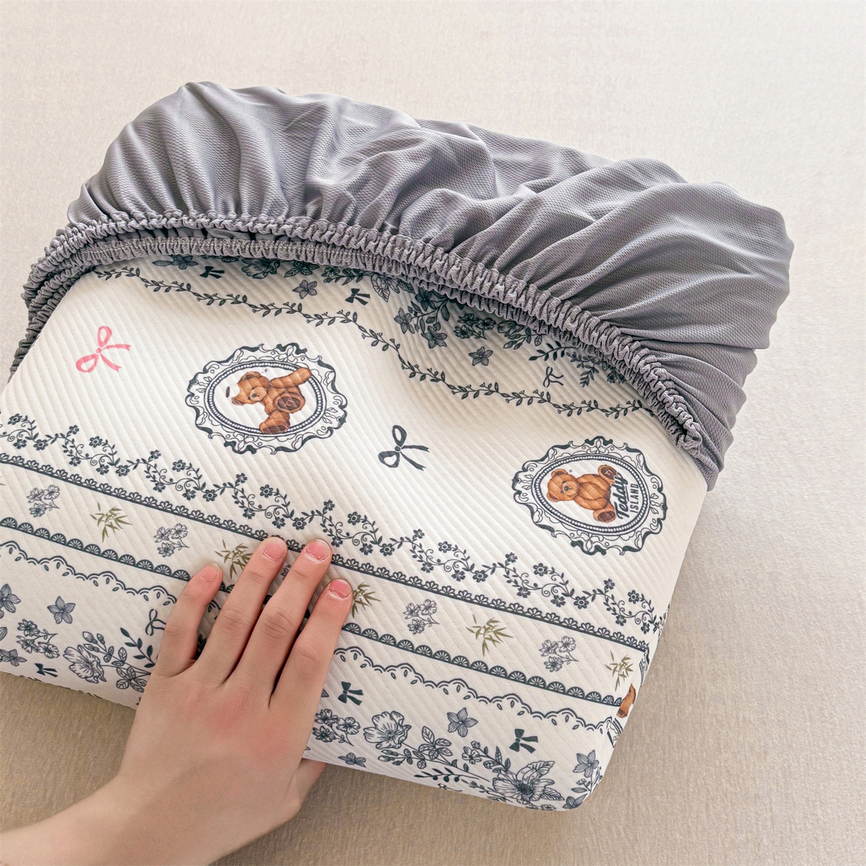 91家纺网 家纺一手货源 找家纺 慕木家纺 2026春夏新款泰迪冰丝席系列凉席席子空调软席平席和床笠 泰迪花镜 床笠款