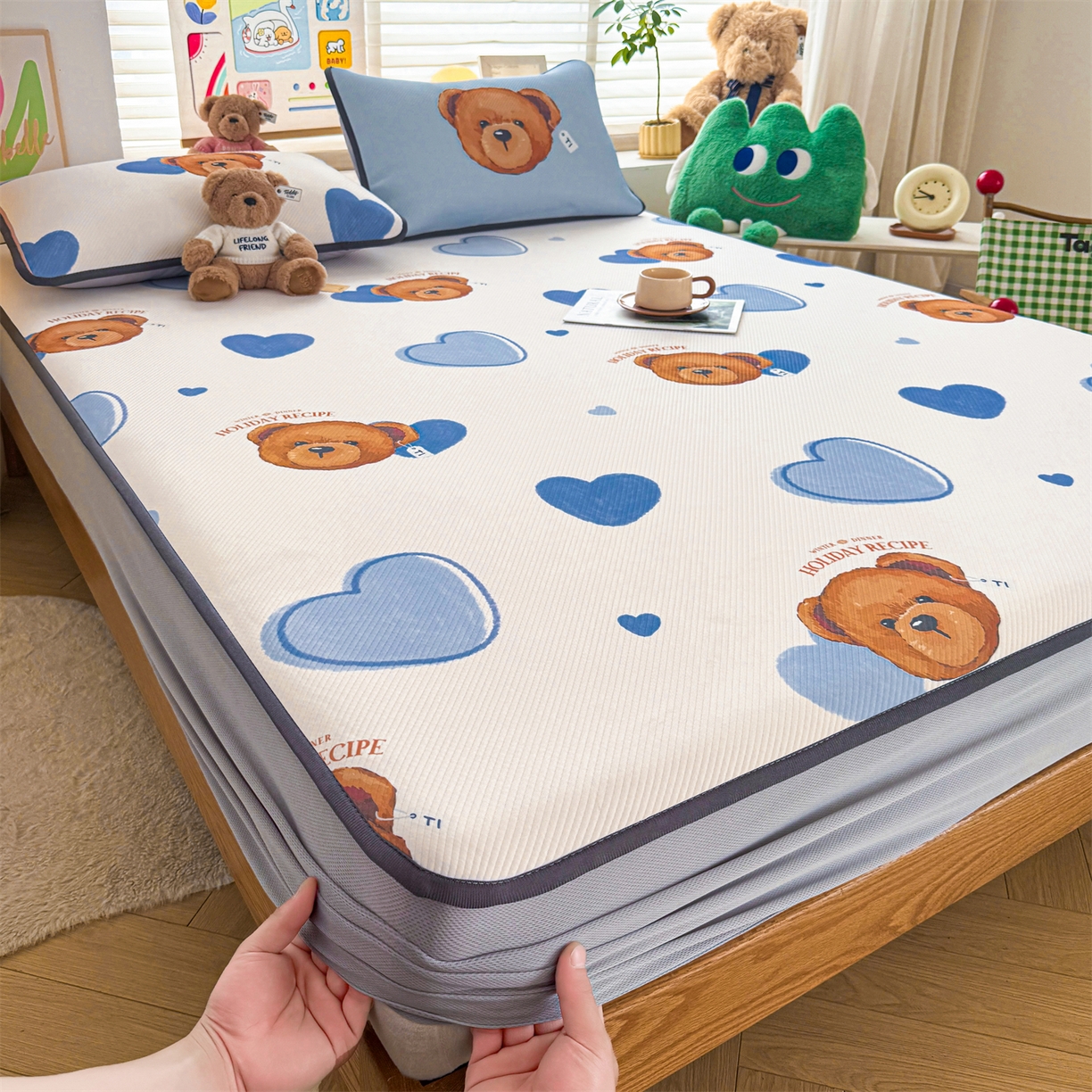 91家纺网 家纺一手货源 找家纺 慕木家纺 2026春夏新款泰迪冰丝席系列凉席席子空调软席平席和床笠 泰迪蓝心 床笠款