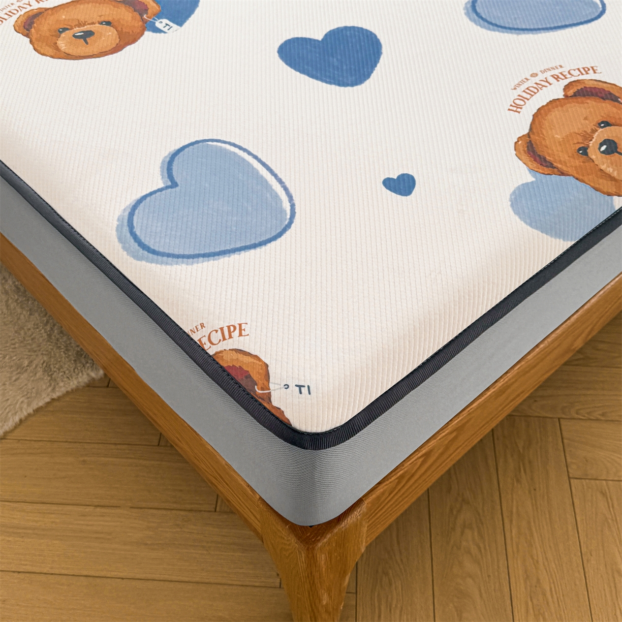 91家纺网 家纺一手货源 找家纺 慕木家纺 2026春夏新款泰迪冰丝席系列凉席席子空调软席平席和床笠 泰迪蓝心 床笠款