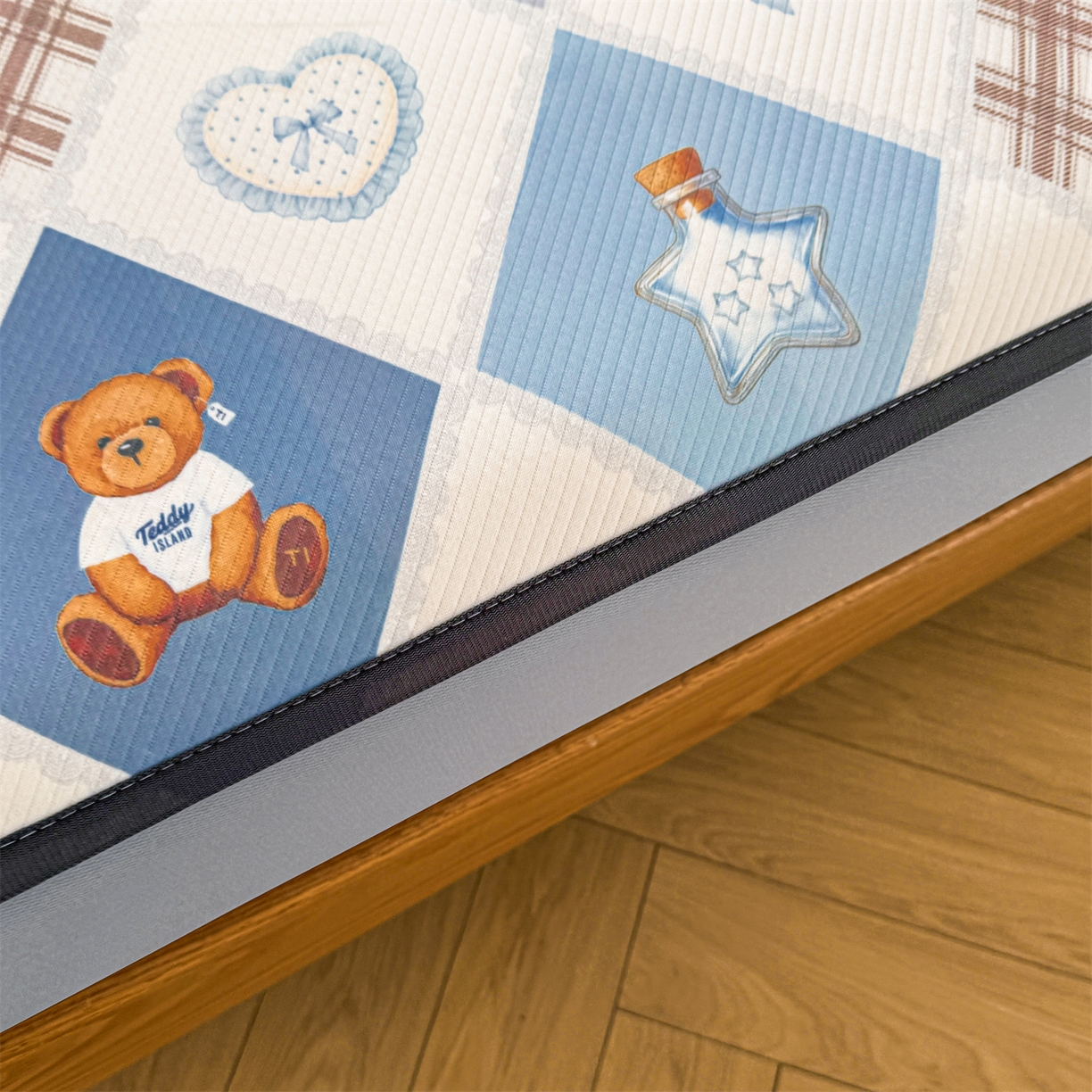 91家纺网 家纺一手货源 找家纺 慕木家纺 2026春夏新款泰迪冰丝席系列凉席席子空调软席平席和床笠 泰迪菱形 床笠款