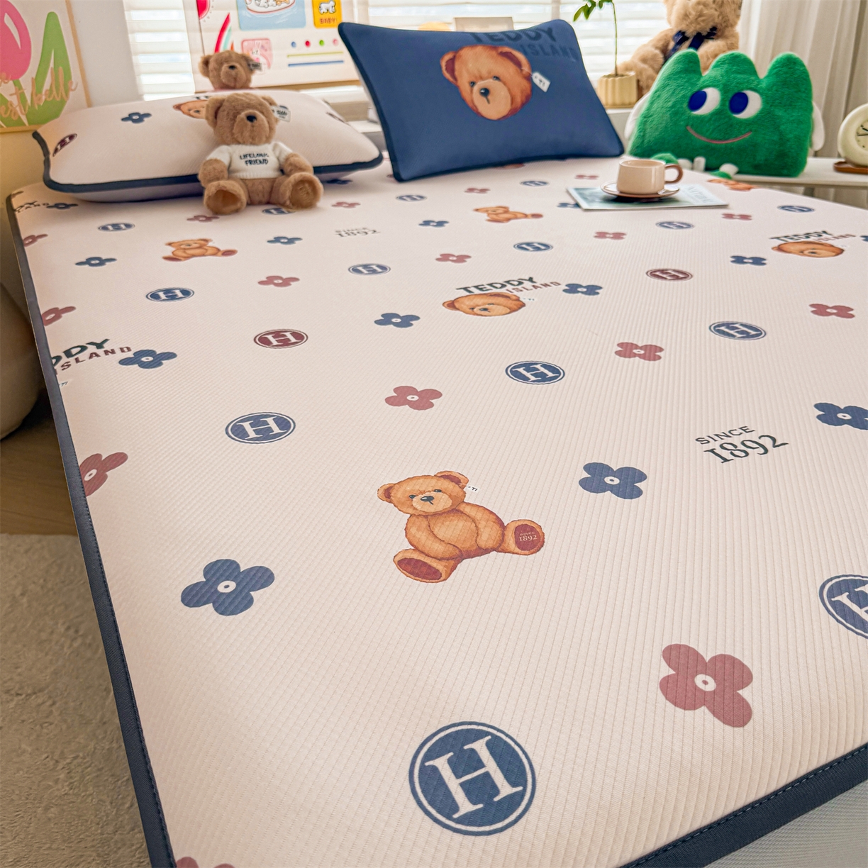 91家纺网 家纺一手货源 找家纺 慕木家纺 2026春夏新款泰迪冰丝席系列凉席席子空调软席平席和床笠 泰迪四叶草 床笠款