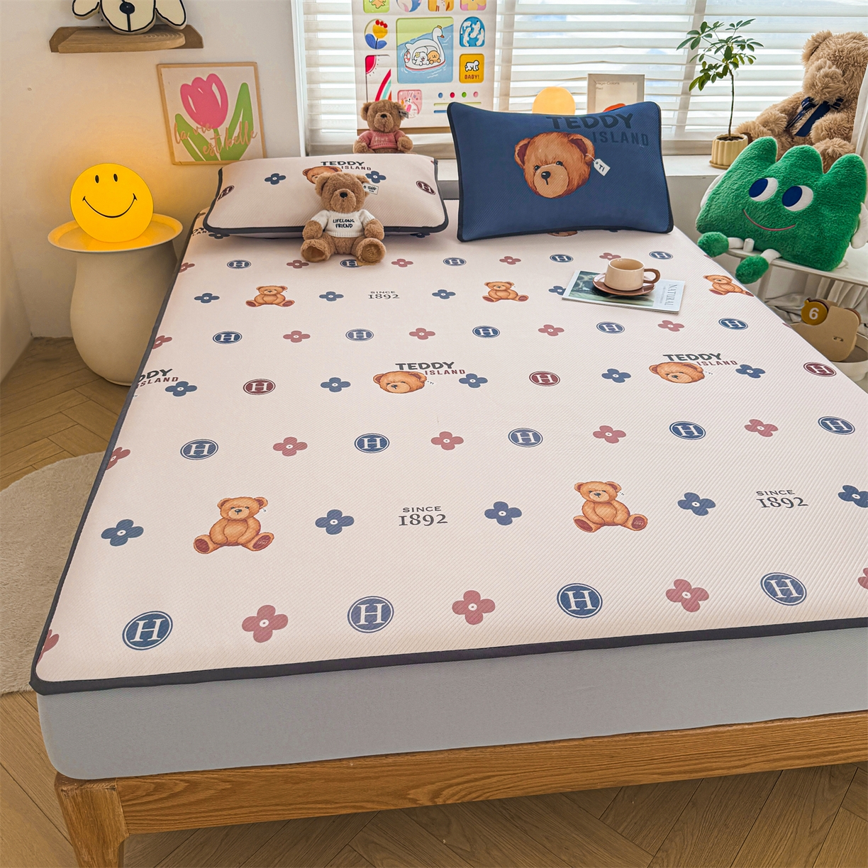 91家纺网 家纺一手货源 找家纺 慕木家纺 2026春夏新款泰迪冰丝席系列凉席席子空调软席平席和床笠 泰迪四叶草 床笠款