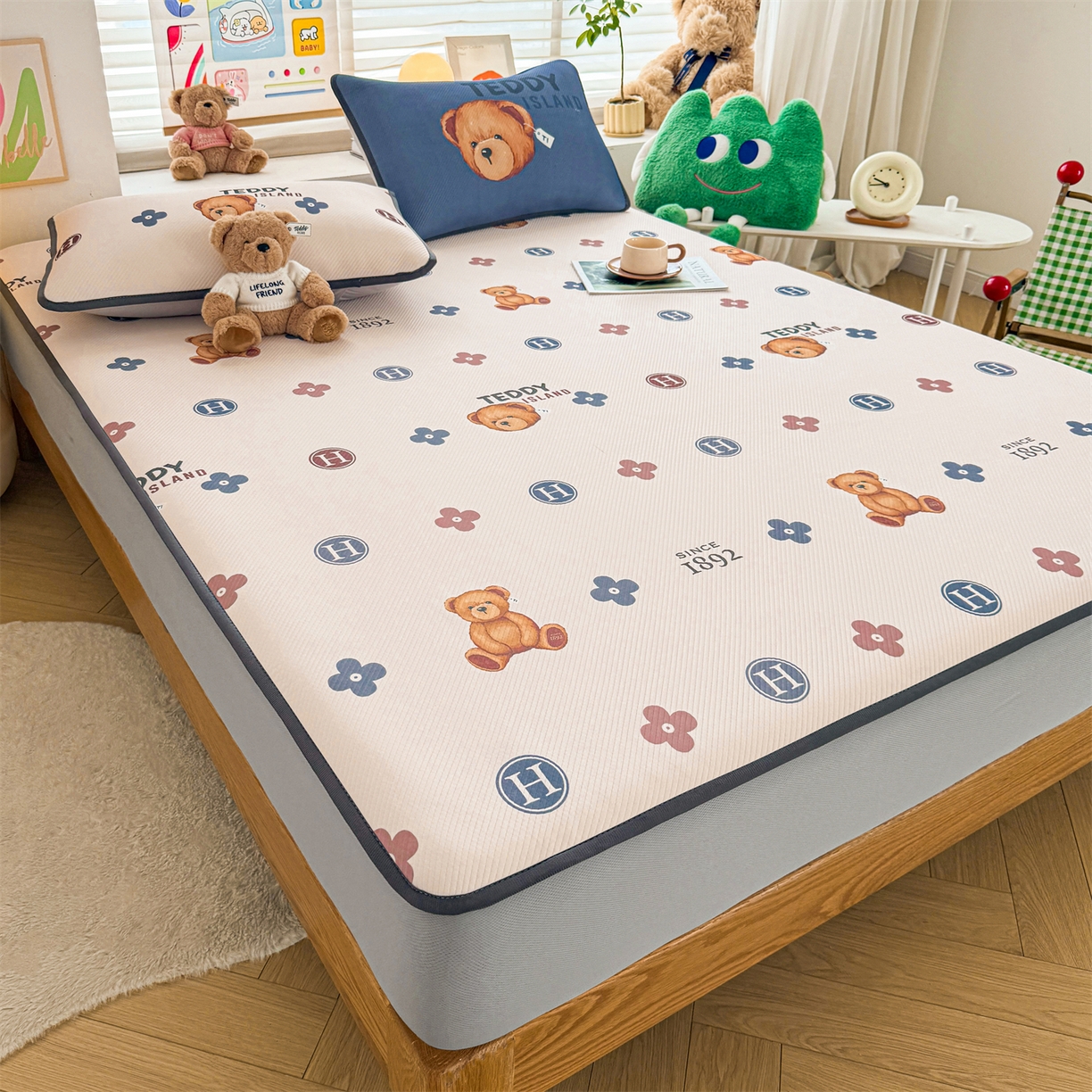 91家纺网 家纺一手货源 找家纺 慕木家纺 2026春夏新款泰迪冰丝席系列凉席席子空调软席平席和床笠 泰迪四叶草 床笠款