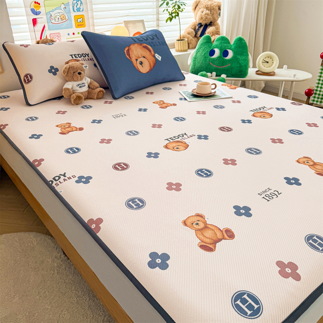 91家纺网 家纺一手货源 找家纺 慕木家纺 2026春夏新款泰迪冰丝席系列凉席席子空调软席平席和床笠 泰迪四叶草 床笠款