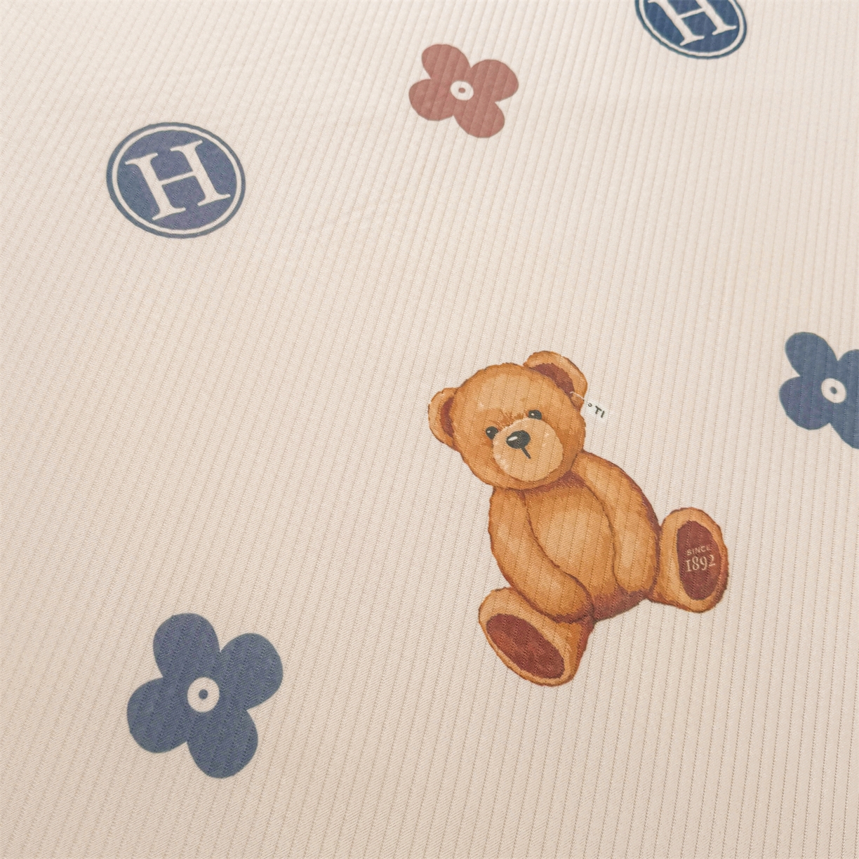 91家纺网 家纺一手货源 找家纺 慕木家纺 2026春夏新款泰迪冰丝席系列凉席席子空调软席平席和床笠 泰迪四叶草 床笠款