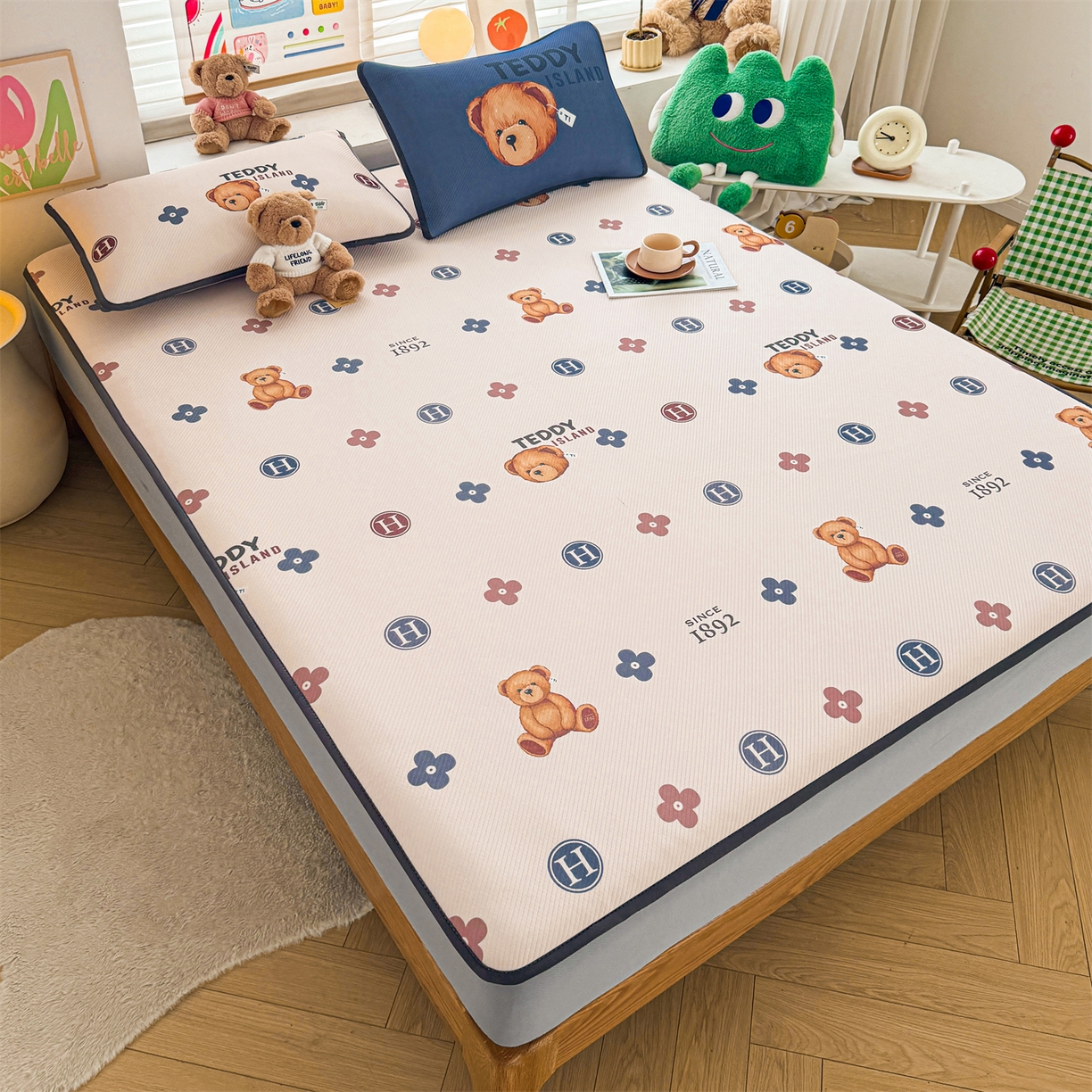 91家纺网 家纺一手货源 找家纺 慕木家纺 2026春夏新款泰迪冰丝席系列凉席席子空调软席平席和床笠 泰迪四叶草 床笠款