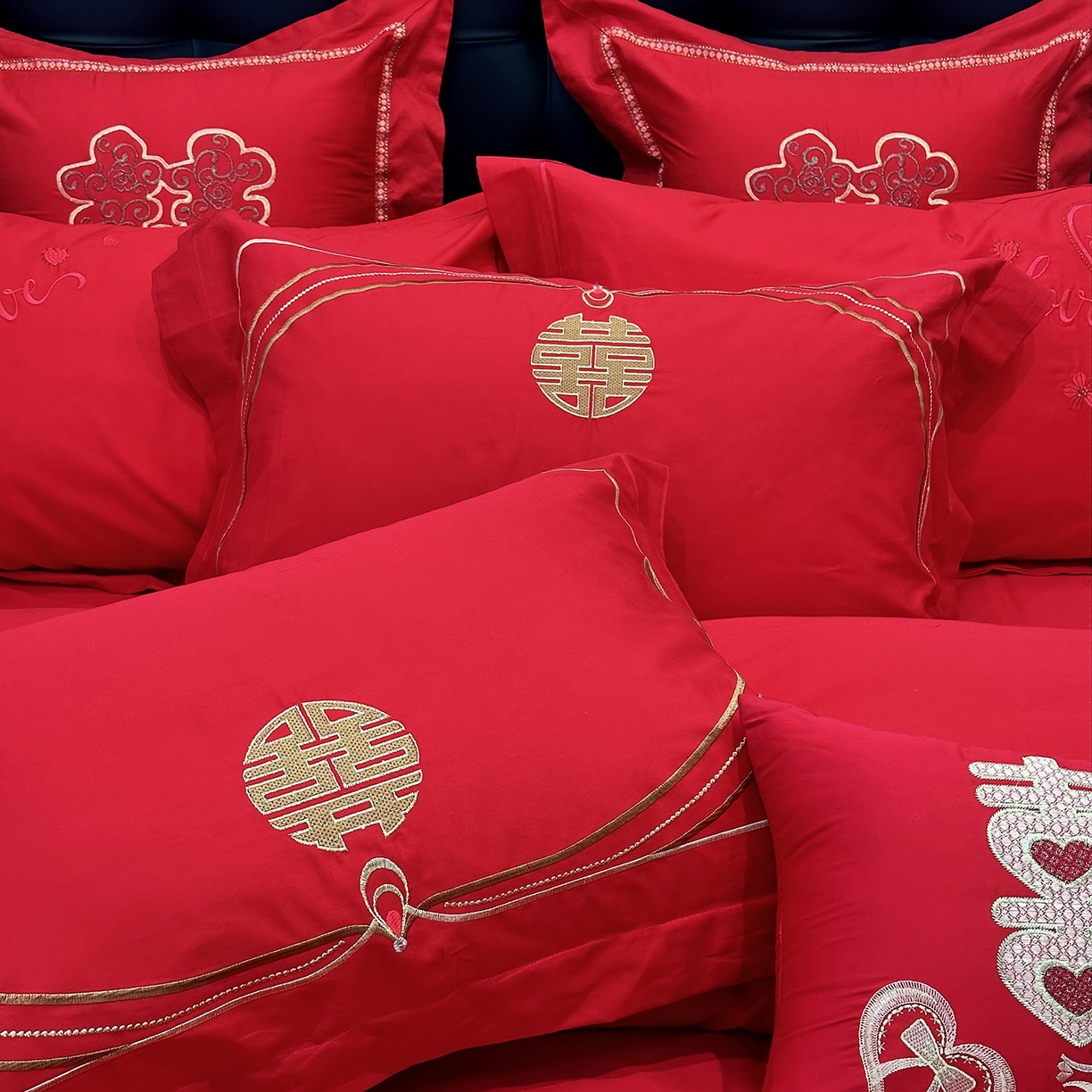 91家纺网 家纺一手货源 找家纺 JUICY 橘滋家纺 2026新款全棉大红刺绣婚庆实惠款四件套多件套 百子喜事