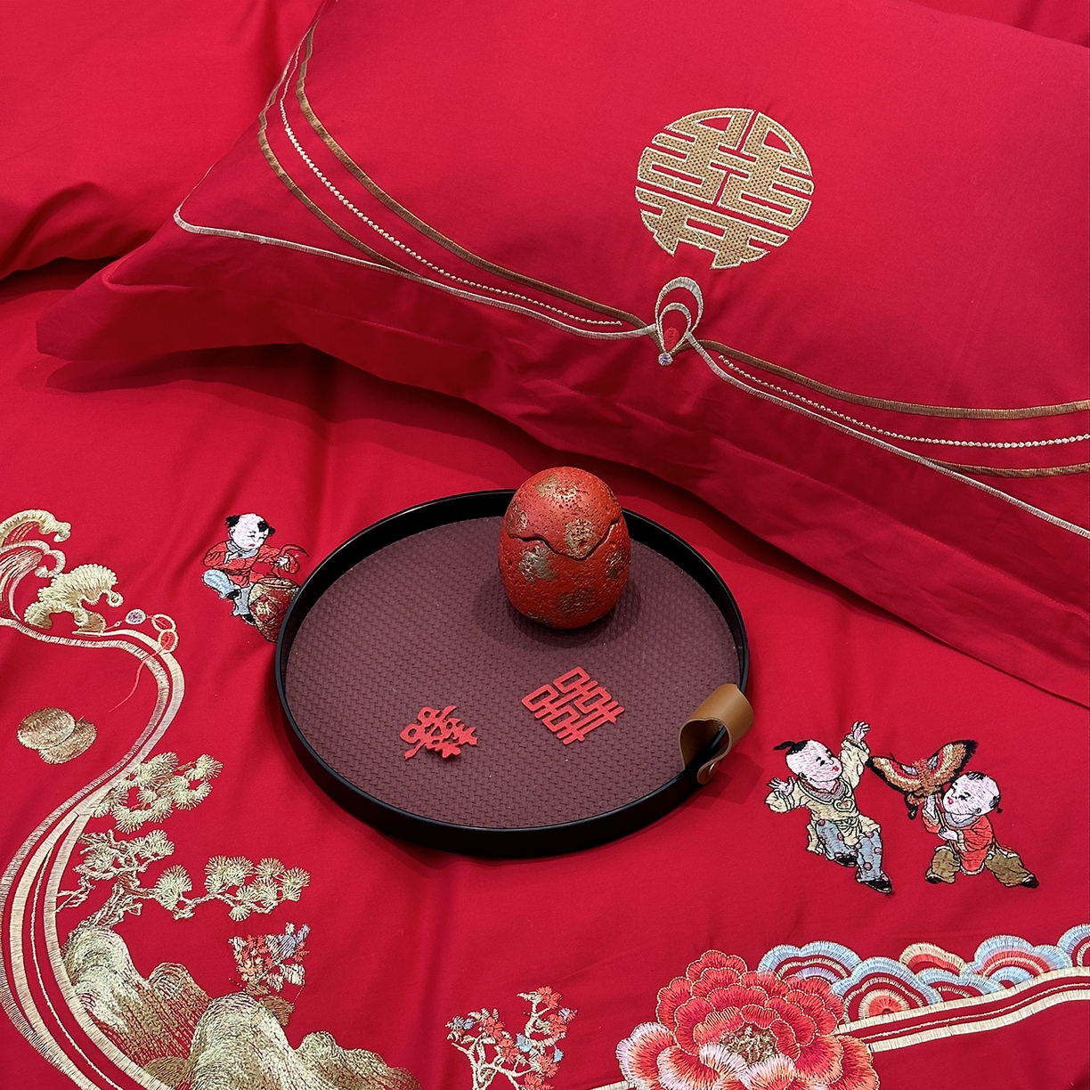 91家纺网 家纺一手货源 找家纺 JUICY 橘滋家纺 2026新款全棉大红刺绣婚庆实惠款四件套多件套 百子喜事