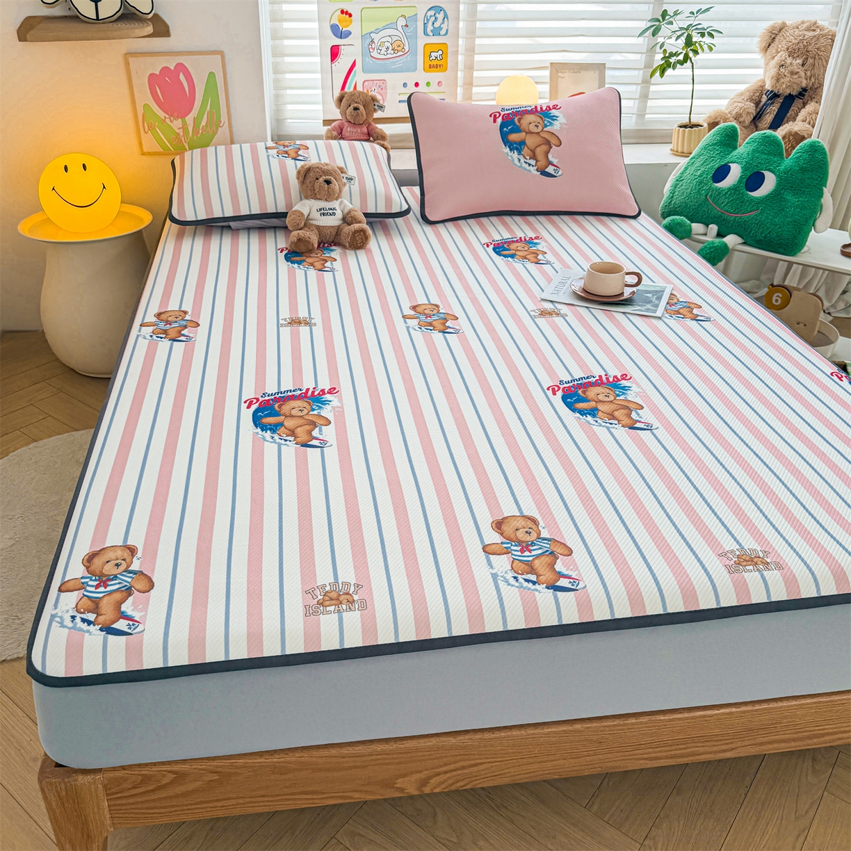 91家纺网 家纺一手货源 找家纺 慕木家纺 2026春夏新款泰迪冰丝席系列凉席席子空调软席平席和床笠 泰迪条纹粉 床笠款