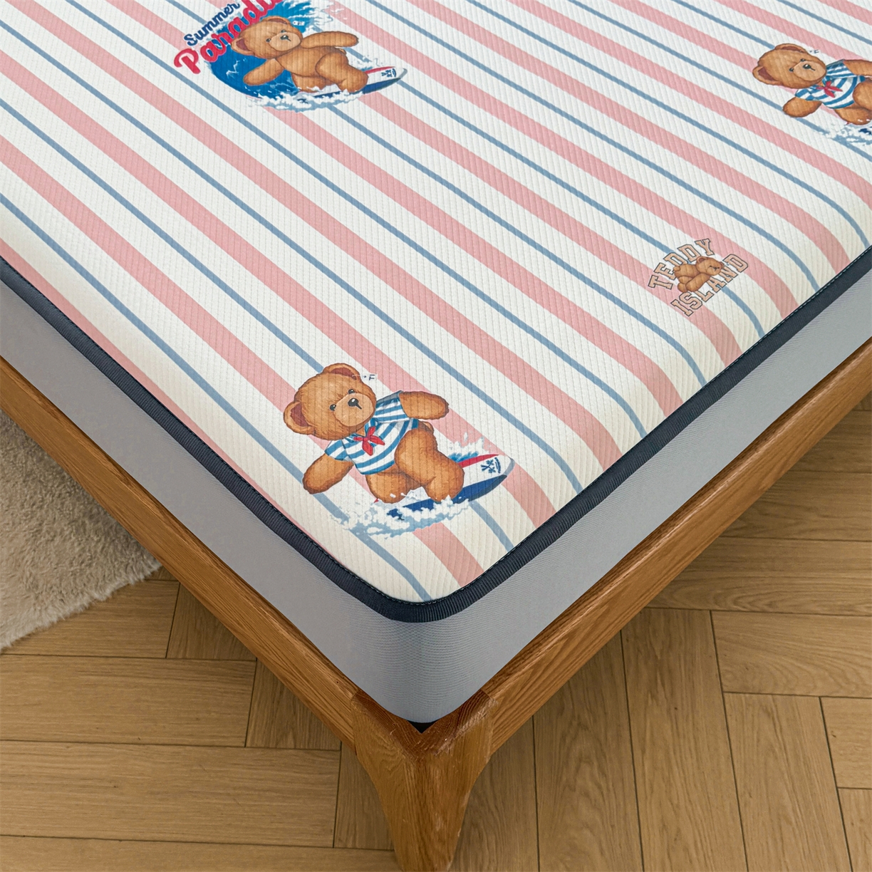 91家纺网 家纺一手货源 找家纺 慕木家纺 2026春夏新款泰迪冰丝席系列凉席席子空调软席平席和床笠 泰迪条纹粉 床笠款