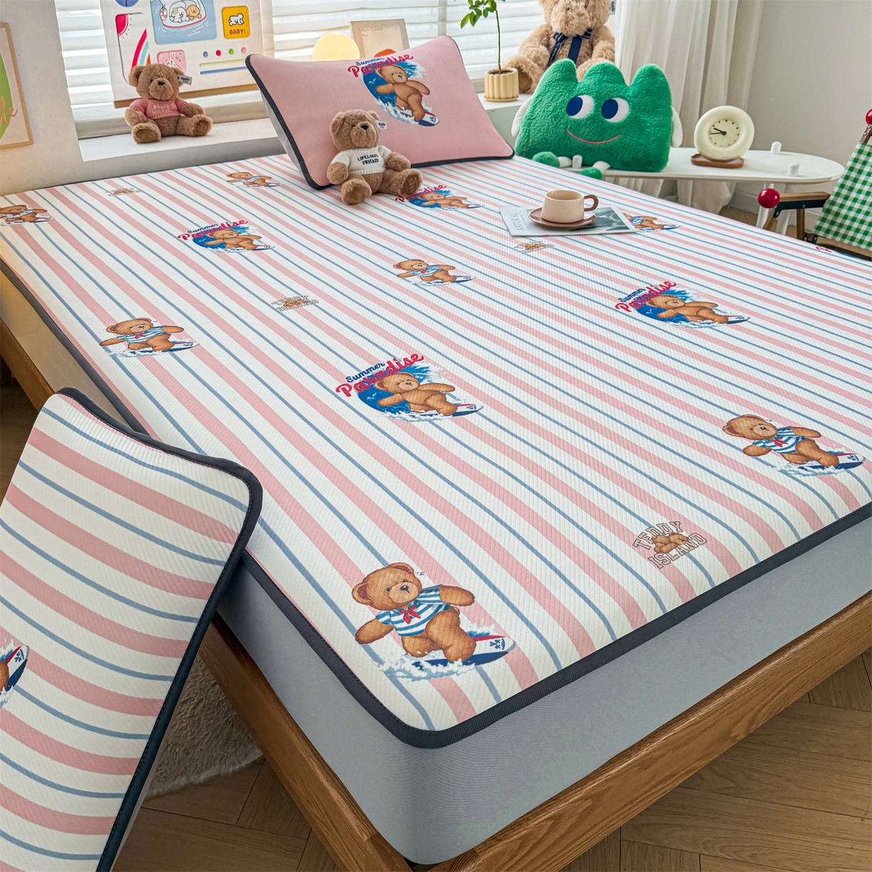 91家纺网 家纺一手货源 找家纺 慕木家纺 2026春夏新款泰迪冰丝席系列凉席席子空调软席平席和床笠 泰迪条纹粉 床笠款