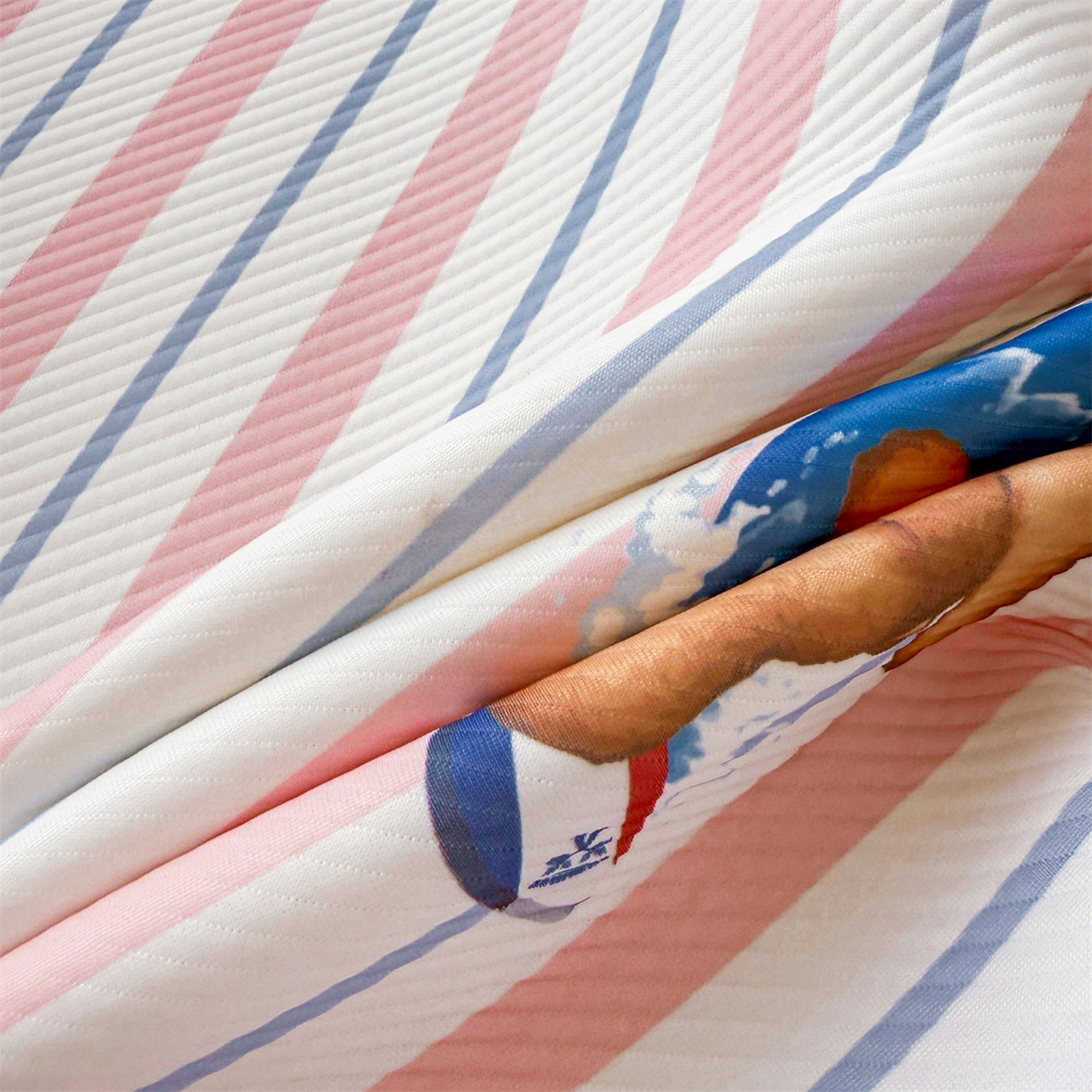 91家纺网 家纺一手货源 找家纺 慕木家纺 2026春夏新款泰迪冰丝席系列凉席席子空调软席平席和床笠 泰迪条纹粉 床笠款