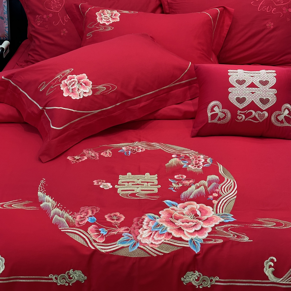 91家纺网 家纺一手货源 找家纺 JUICY 橘滋家纺 2026新款全棉大红刺绣婚庆实惠款四件套多件套 花好月圆