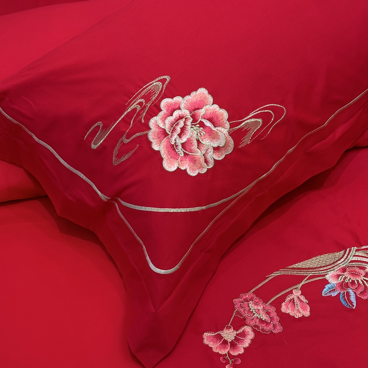 91家纺网 家纺一手货源 找家纺 JUICY 橘滋家纺 2026新款全棉大红刺绣婚庆实惠款四件套多件套 花好月圆