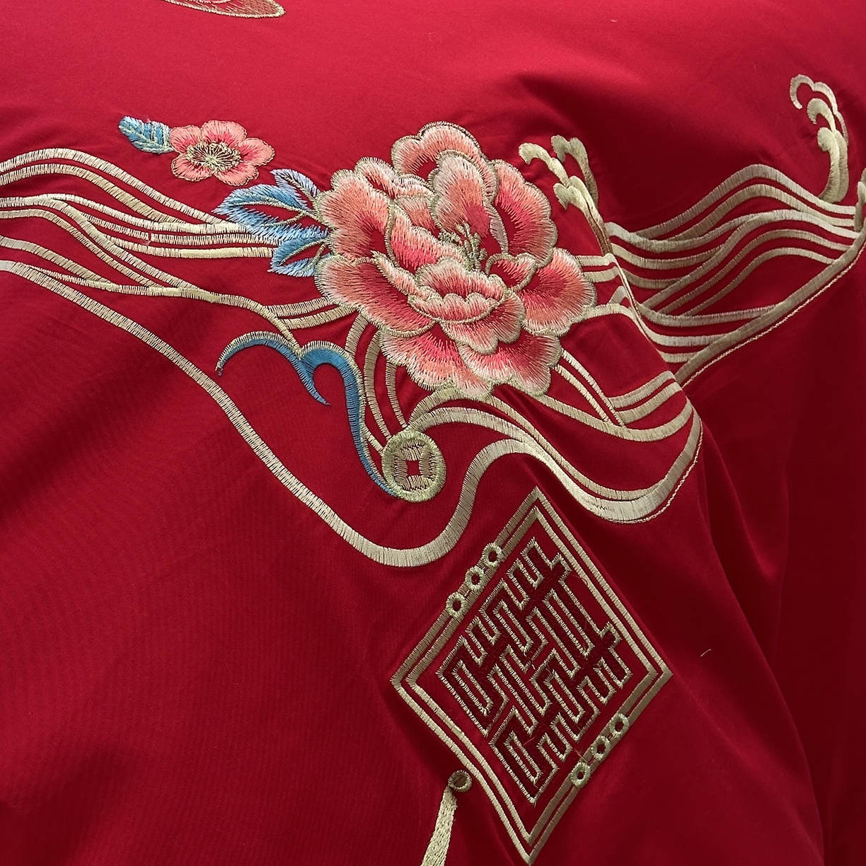 91家纺网 家纺一手货源 找家纺 JUICY 橘滋家纺 2026新款全棉大红刺绣婚庆实惠款四件套多件套 花好月圆