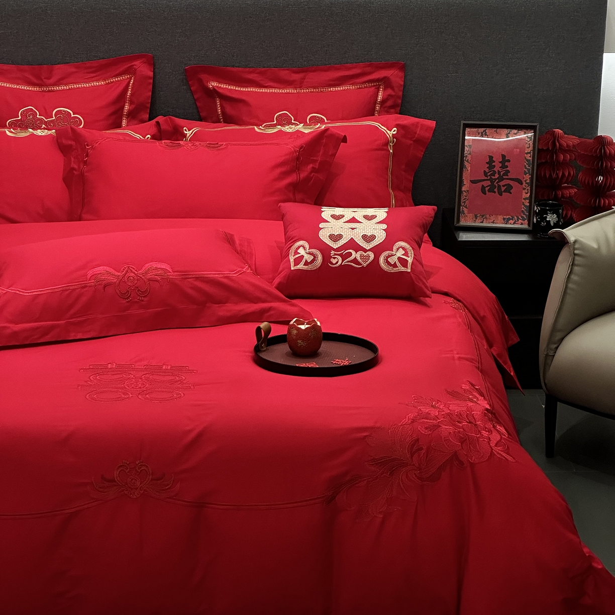 91家纺网 家纺一手货源 找家纺 JUICY 橘滋家纺 2026新款全棉大红刺绣婚庆实惠款四件套多件套 花开富贵（红）