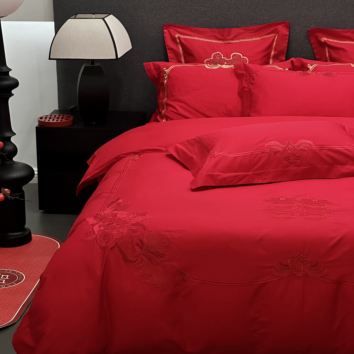 91家纺网 家纺一手货源 找家纺 JUICY 橘滋家纺 2026新款全棉大红刺绣婚庆实惠款四件套多件套 花开富贵（红）