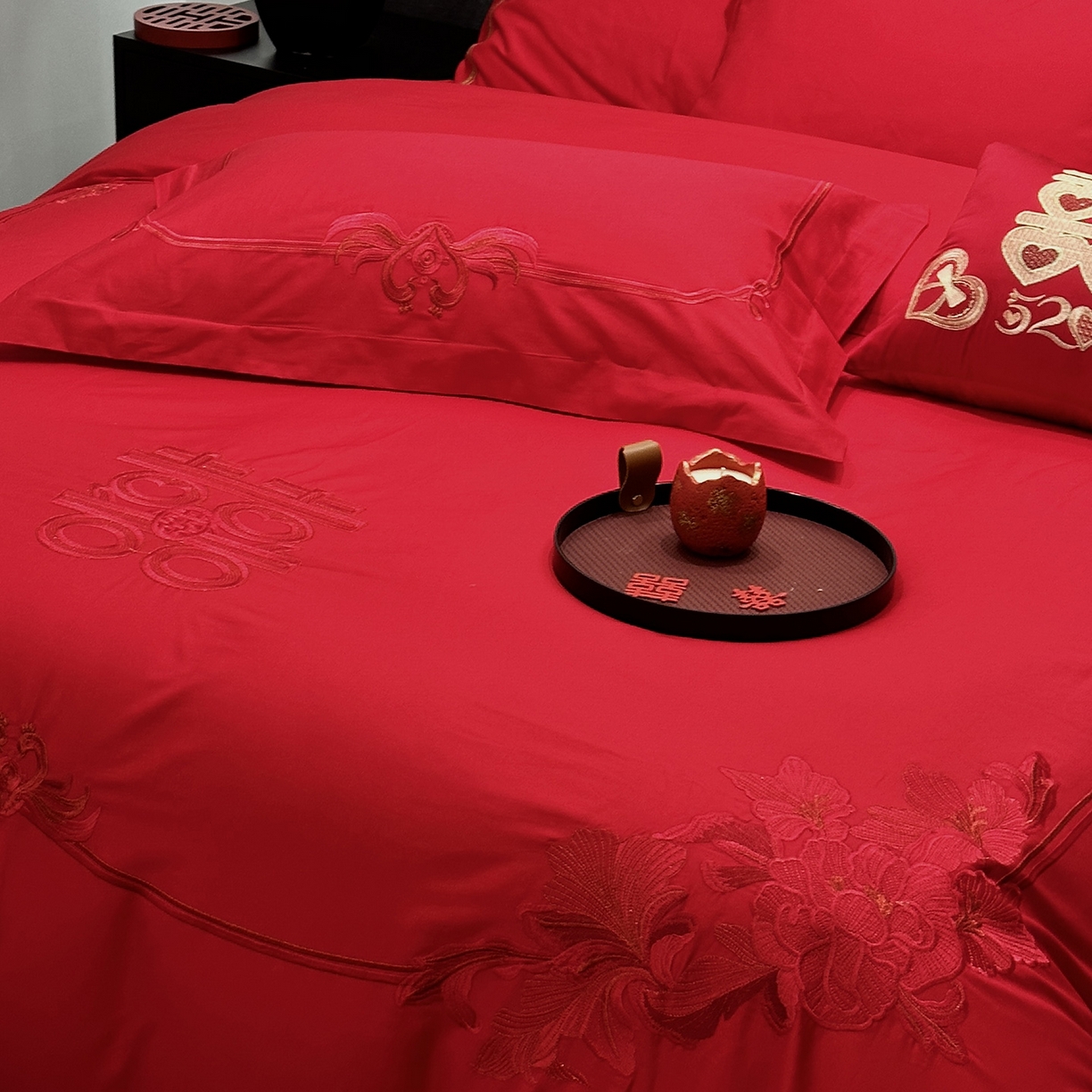 91家纺网 家纺一手货源 找家纺 JUICY 橘滋家纺 2026新款全棉大红刺绣婚庆实惠款四件套多件套 花开富贵（红）