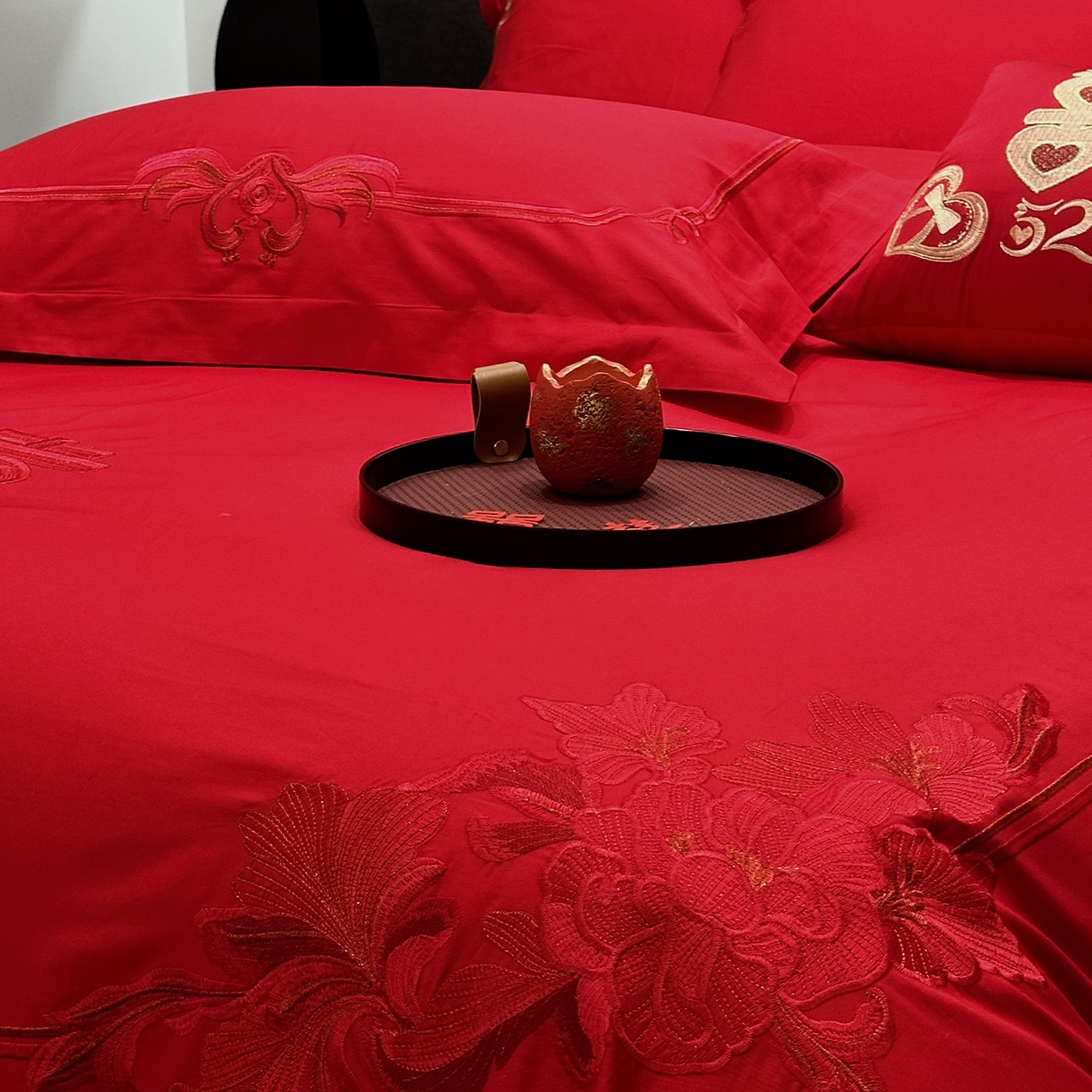 91家纺网 家纺一手货源 找家纺 JUICY 橘滋家纺 2026新款全棉大红刺绣婚庆实惠款四件套多件套 花开富贵（红）