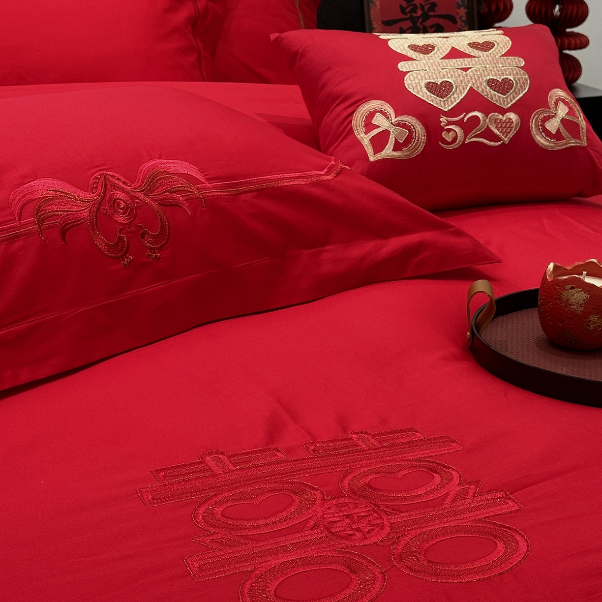 91家纺网 家纺一手货源 找家纺 JUICY 橘滋家纺 2026新款全棉大红刺绣婚庆实惠款四件套多件套 花开富贵（红）