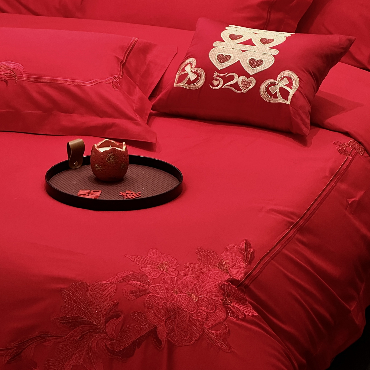 91家纺网 家纺一手货源 找家纺 JUICY 橘滋家纺 2026新款全棉大红刺绣婚庆实惠款四件套多件套 花开富贵（红）