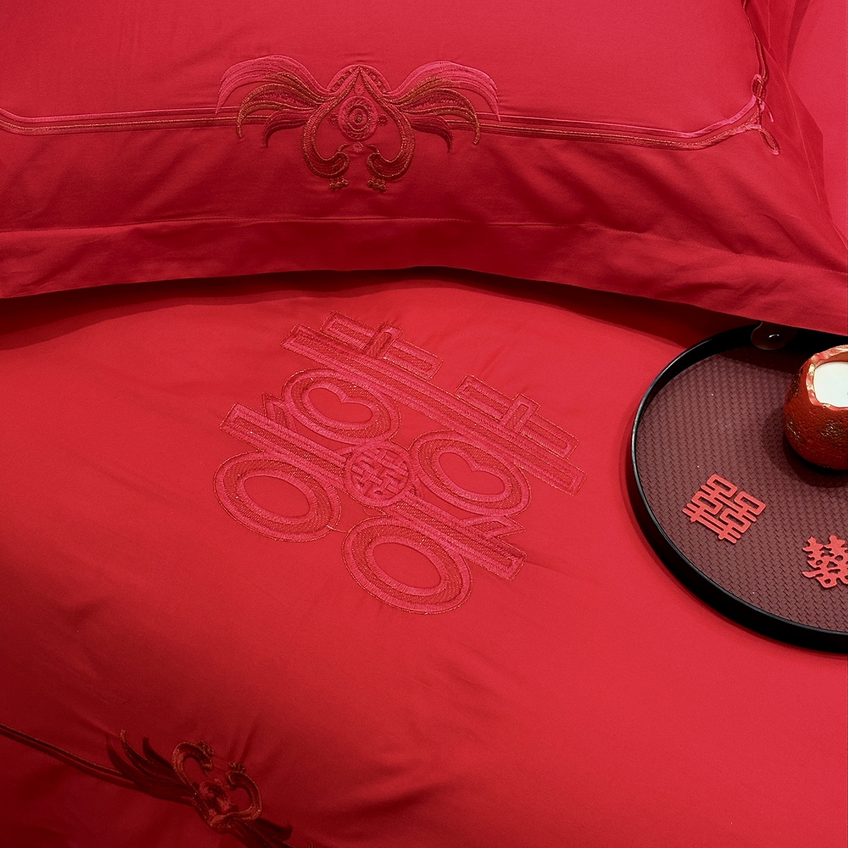 91家纺网 家纺一手货源 找家纺 JUICY 橘滋家纺 2026新款全棉大红刺绣婚庆实惠款四件套多件套 花开富贵（红）