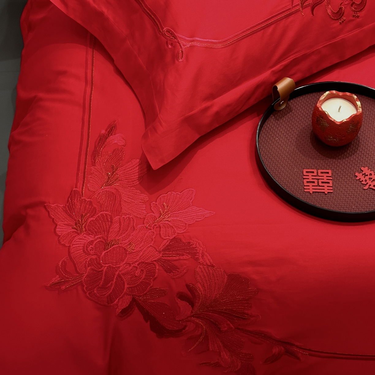 91家纺网 家纺一手货源 找家纺 JUICY 橘滋家纺 2026新款全棉大红刺绣婚庆实惠款四件套多件套 花开富贵（红）