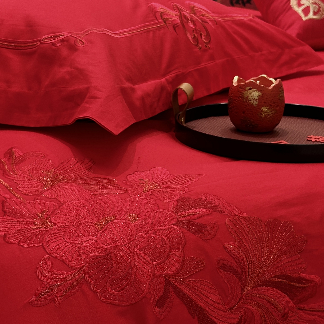 91家纺网 家纺一手货源 找家纺 JUICY 橘滋家纺 2026新款全棉大红刺绣婚庆实惠款四件套多件套 花开富贵（红）