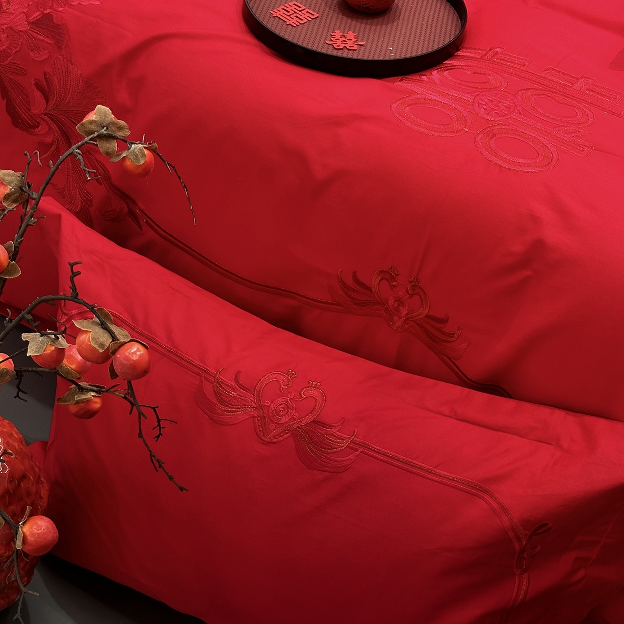 91家纺网 家纺一手货源 找家纺 JUICY 橘滋家纺 2026新款全棉大红刺绣婚庆实惠款四件套多件套 花开富贵（红）