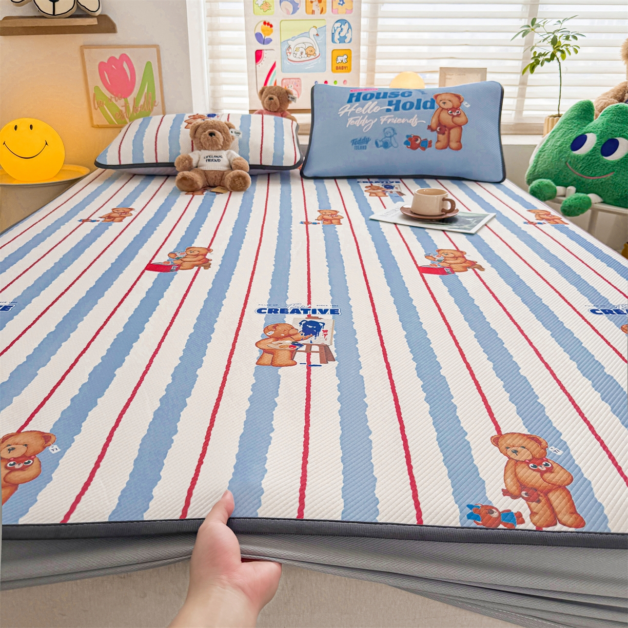 91家纺网 家纺一手货源 找家纺 慕木家纺 2026春夏新款泰迪冰丝席系列凉席席子空调软席平席和床笠 泰迪条纹蓝 床笠款